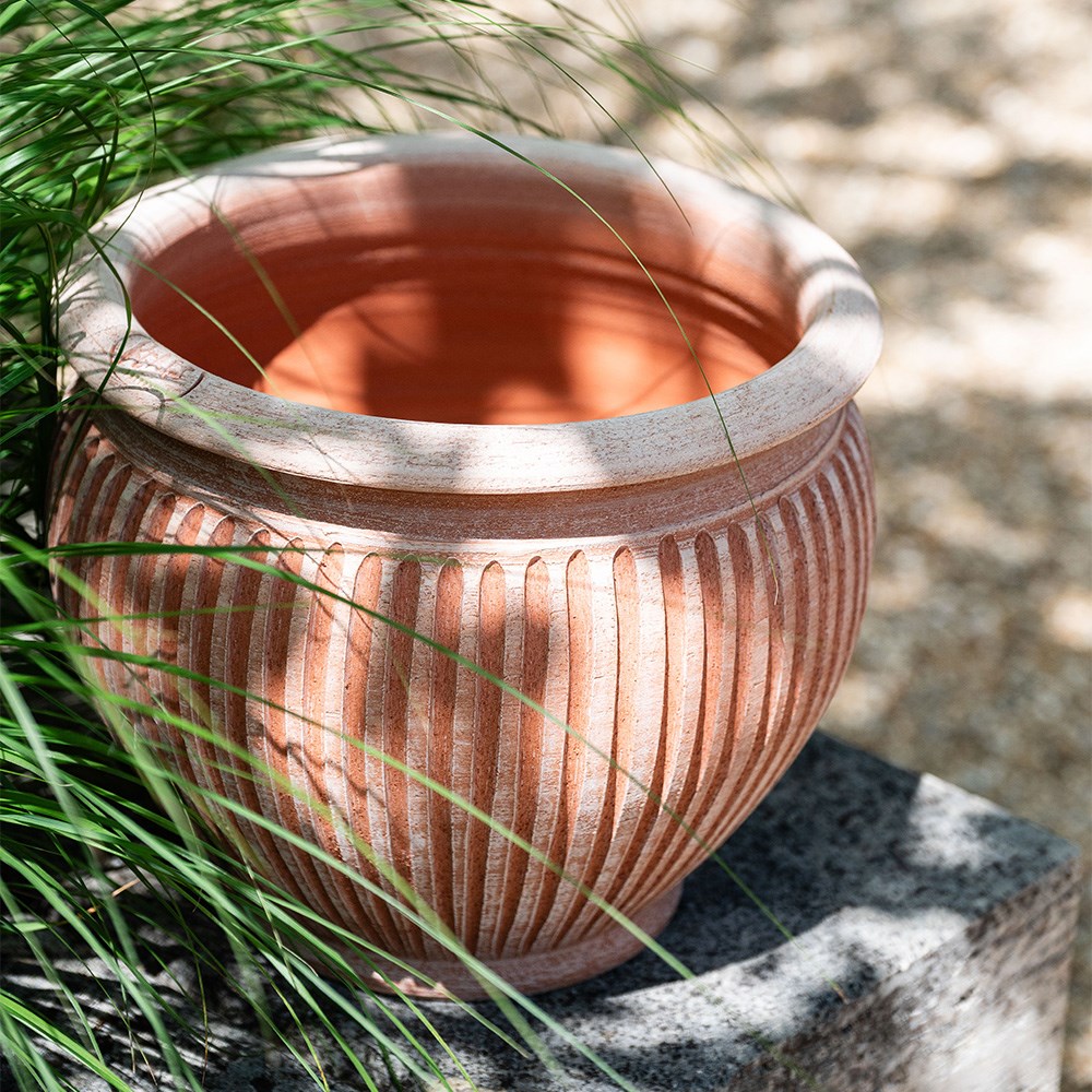Bergs curved ribbed terracotta pot