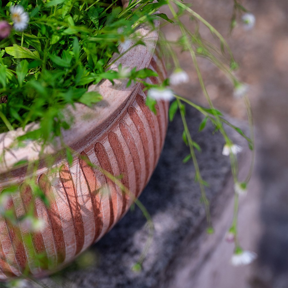 Bergs curved ribbed terracotta pot