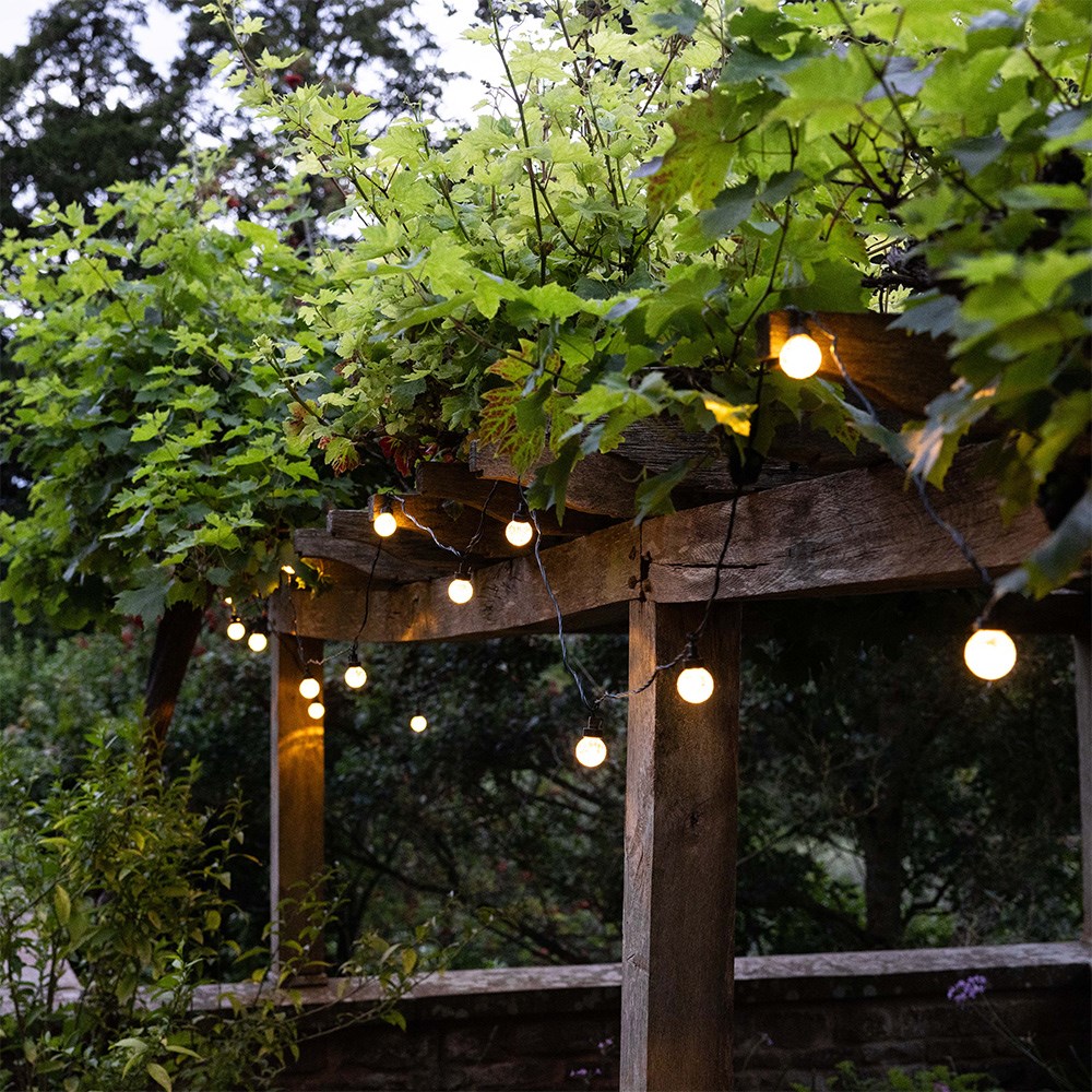 Bubble bulb outdoor string lights