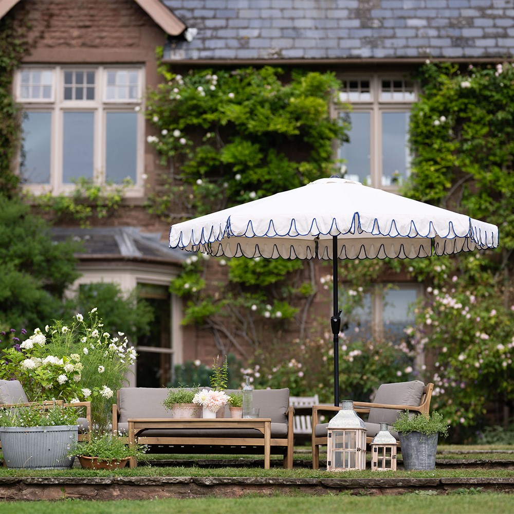 Contrast trim scallop edge parasol - cream