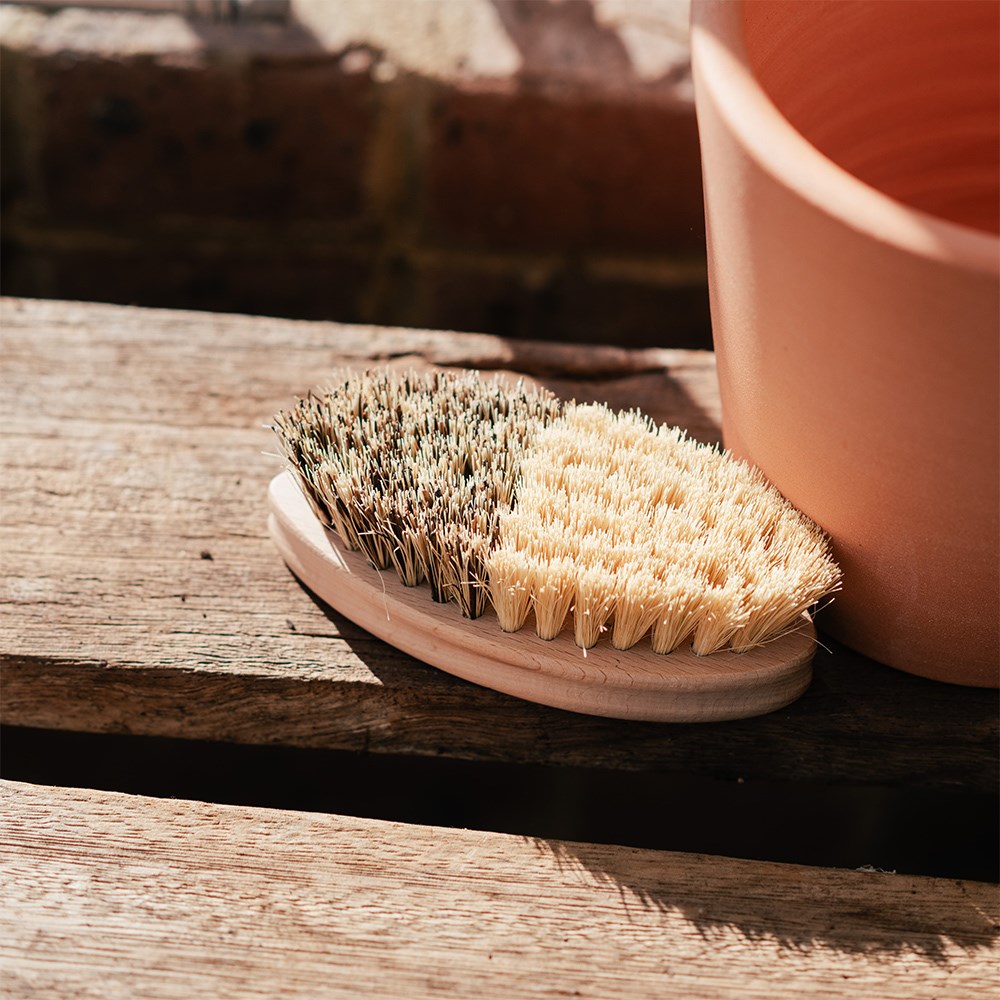 Vegetable scrubbing brush