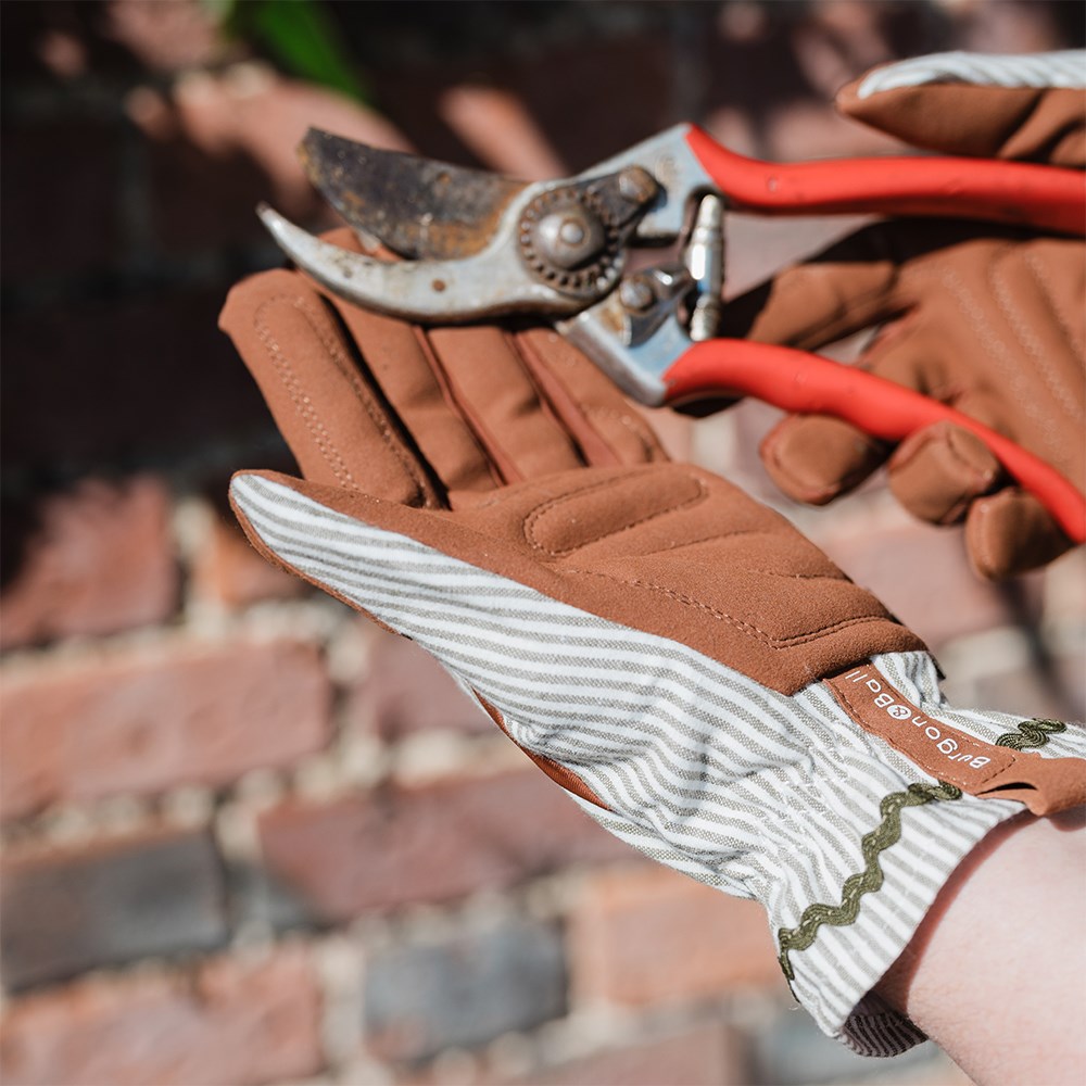 Striped gardening glove - light green