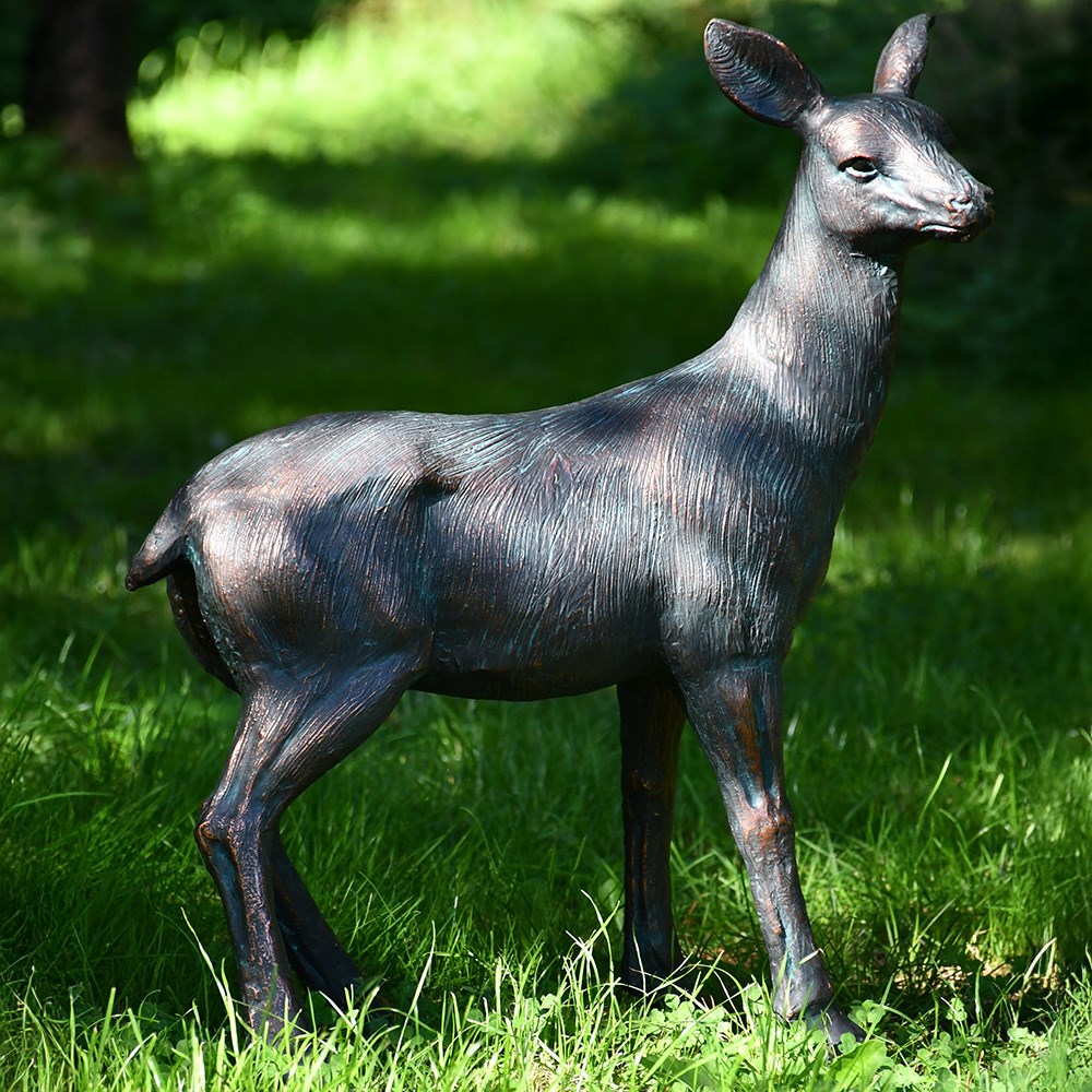 Standing doe - aged verde