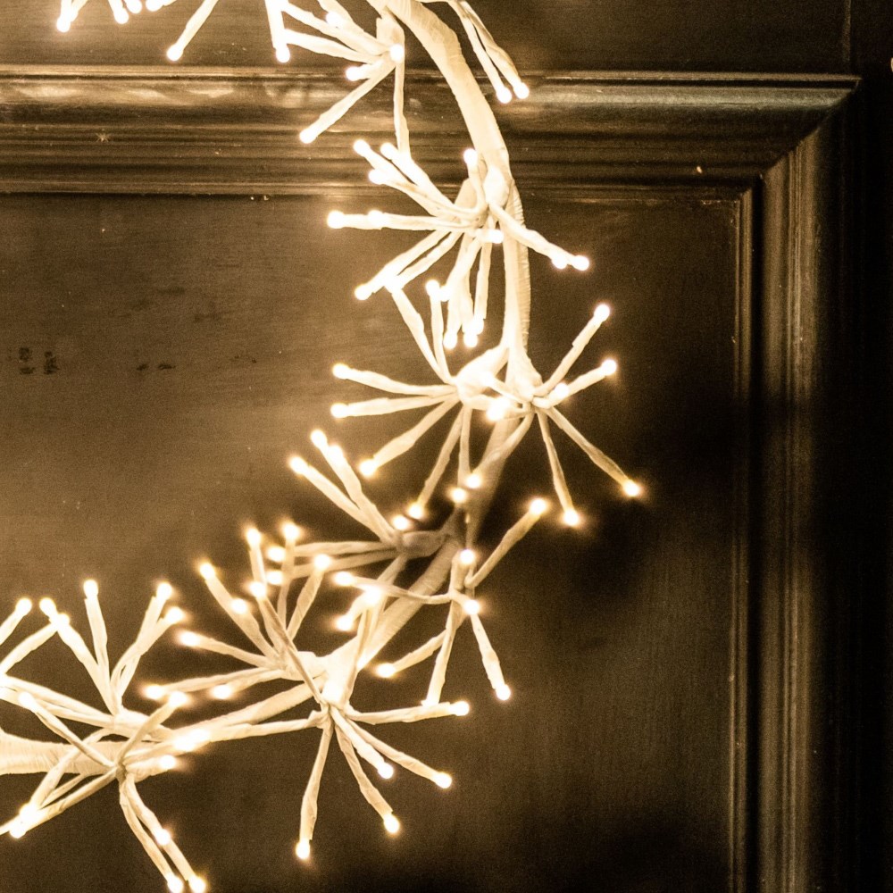 Indoor/outdoor light up wreath - warm white