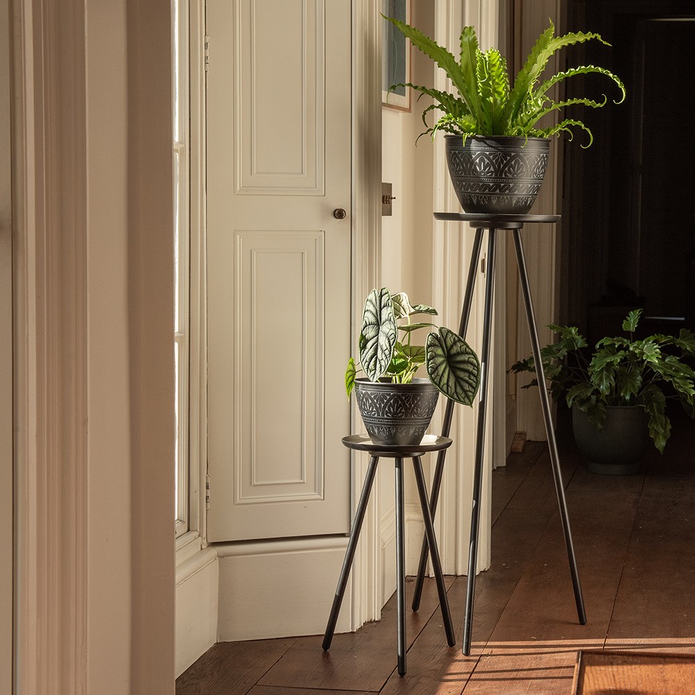 Pot pedestal with enamelled tray