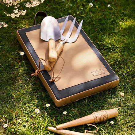 Classic garden kneeler - charcoal & natural