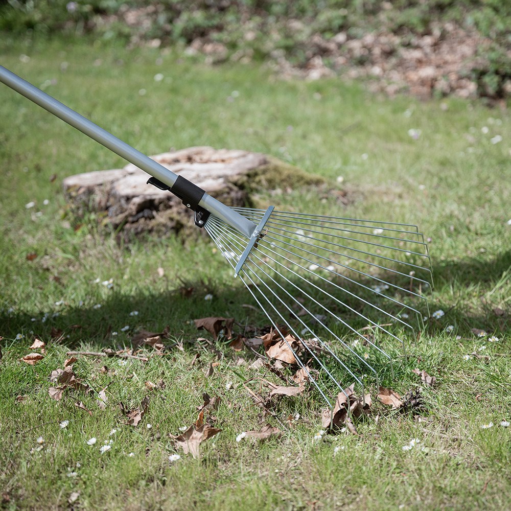 Telescopic leaf rake