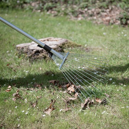 Telescopic leaf rake