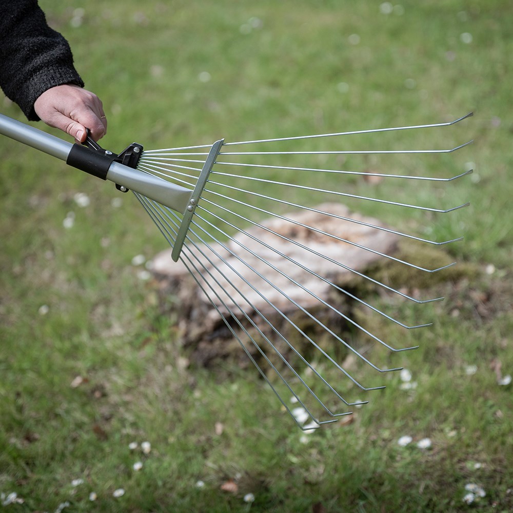 Telescopic leaf rake
