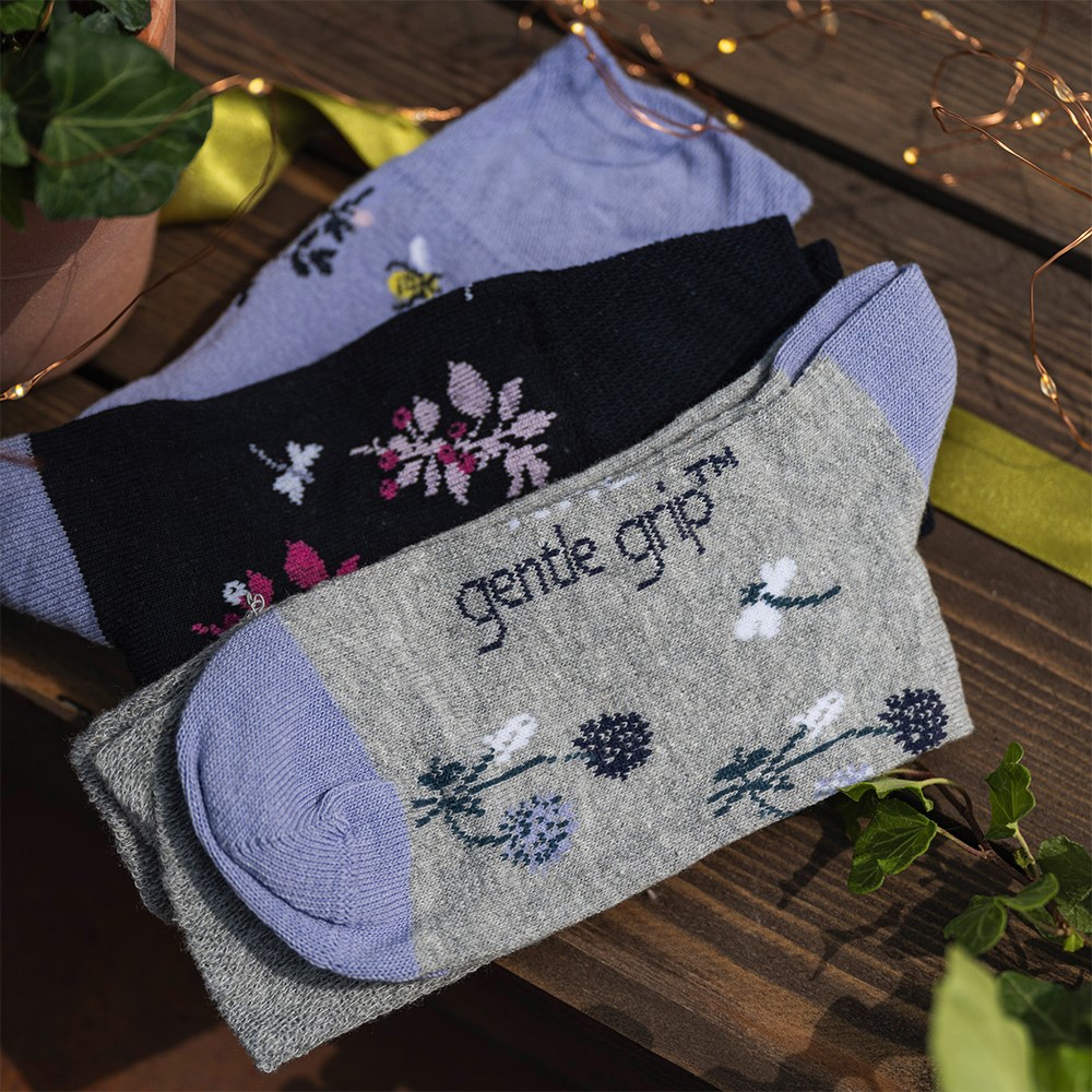 Women's 3 pair gentle grip socks - blue floral