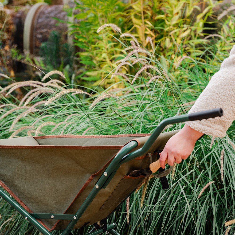 Folding wheelbarrow