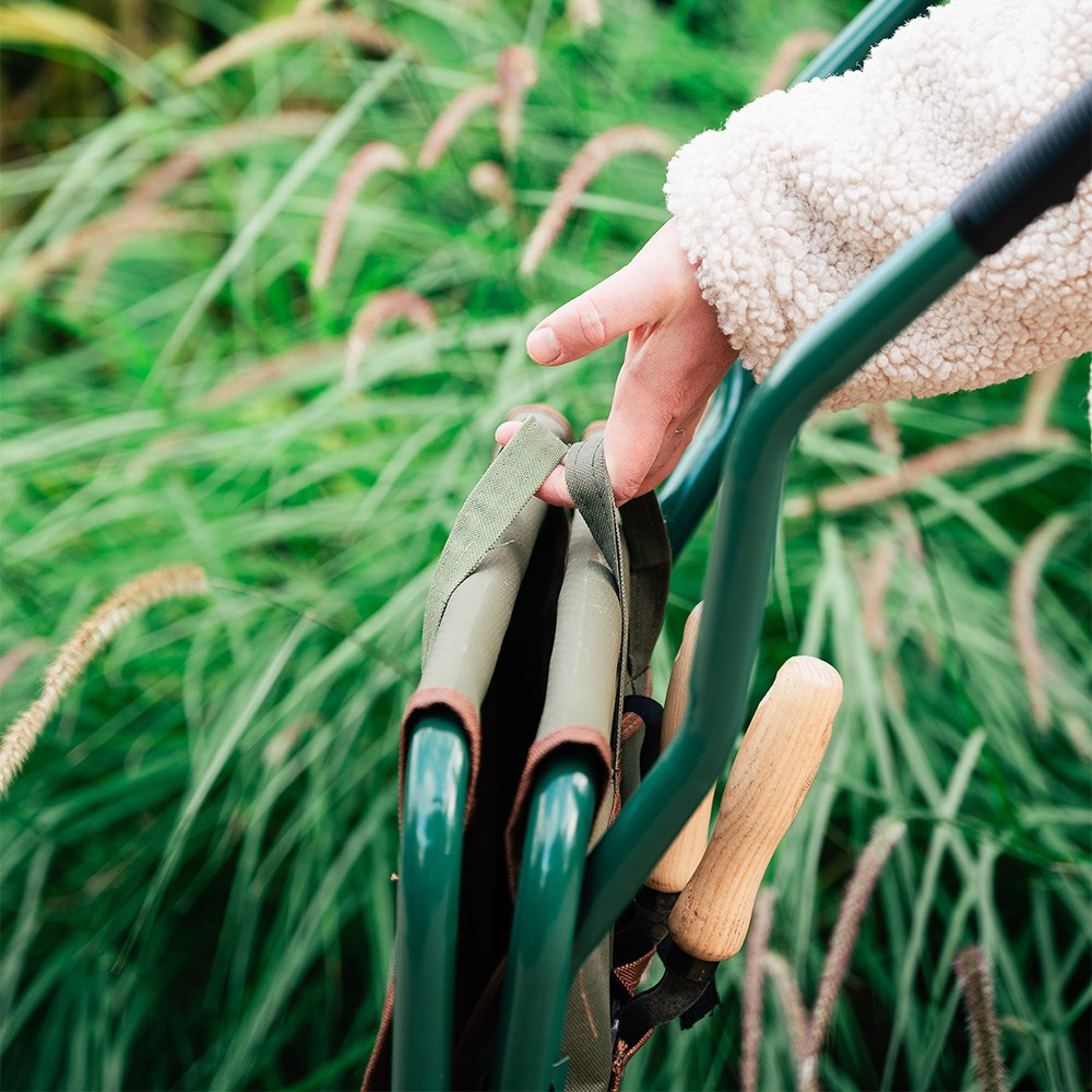 Folding wheelbarrow