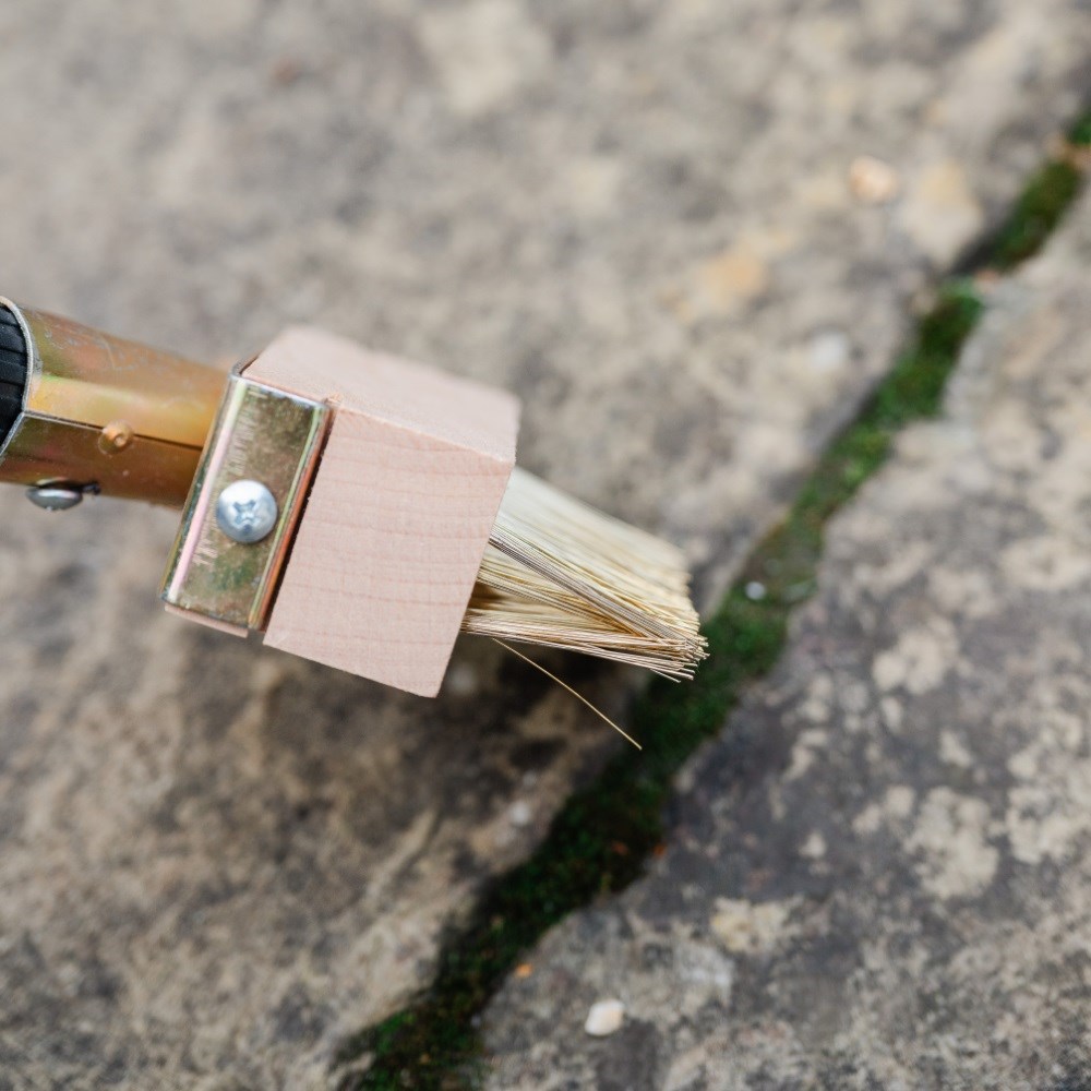 Telescopic wire paving brush 