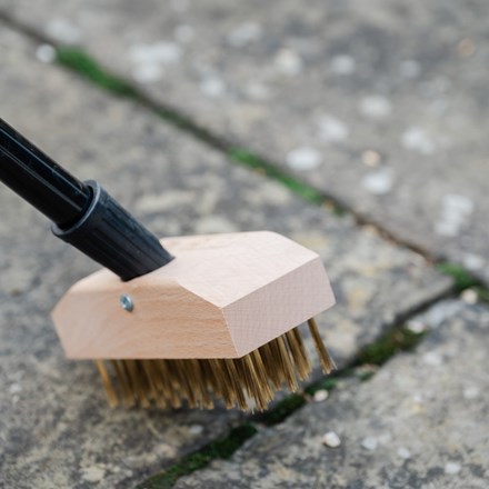 Telescopic wire decking brush