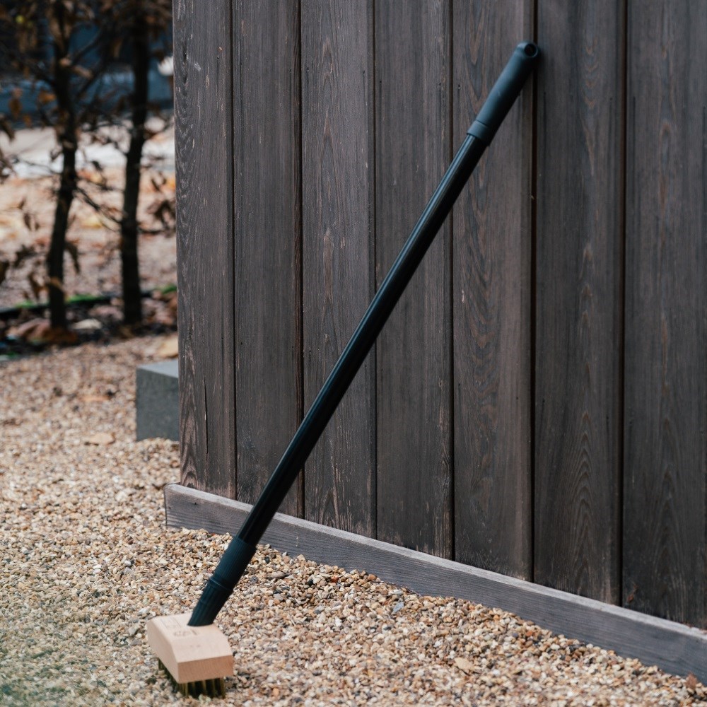 Telescopic wire decking brush