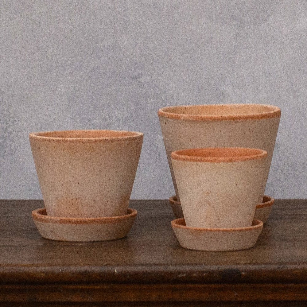 Bergs simple terracotta plant pot with saucer 