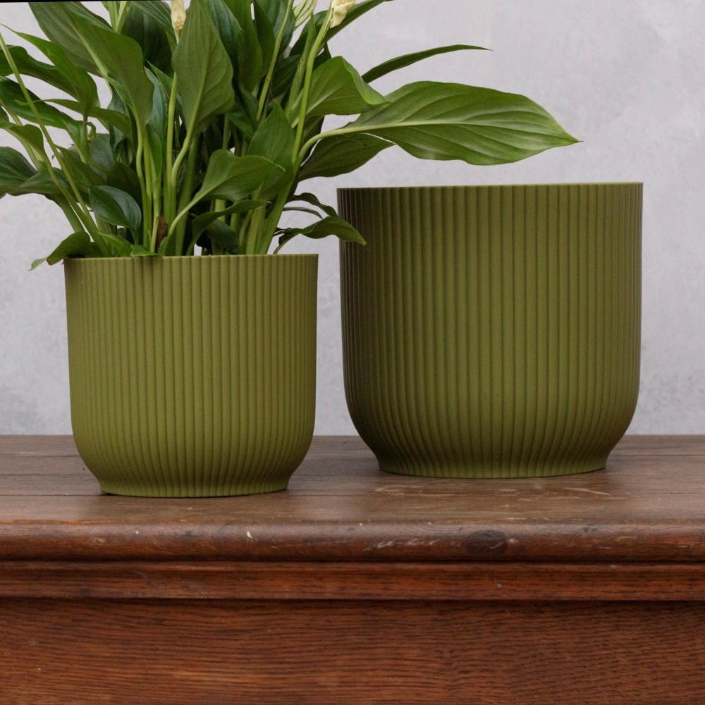 Ribbed lightweight plastic plant pot - fern green