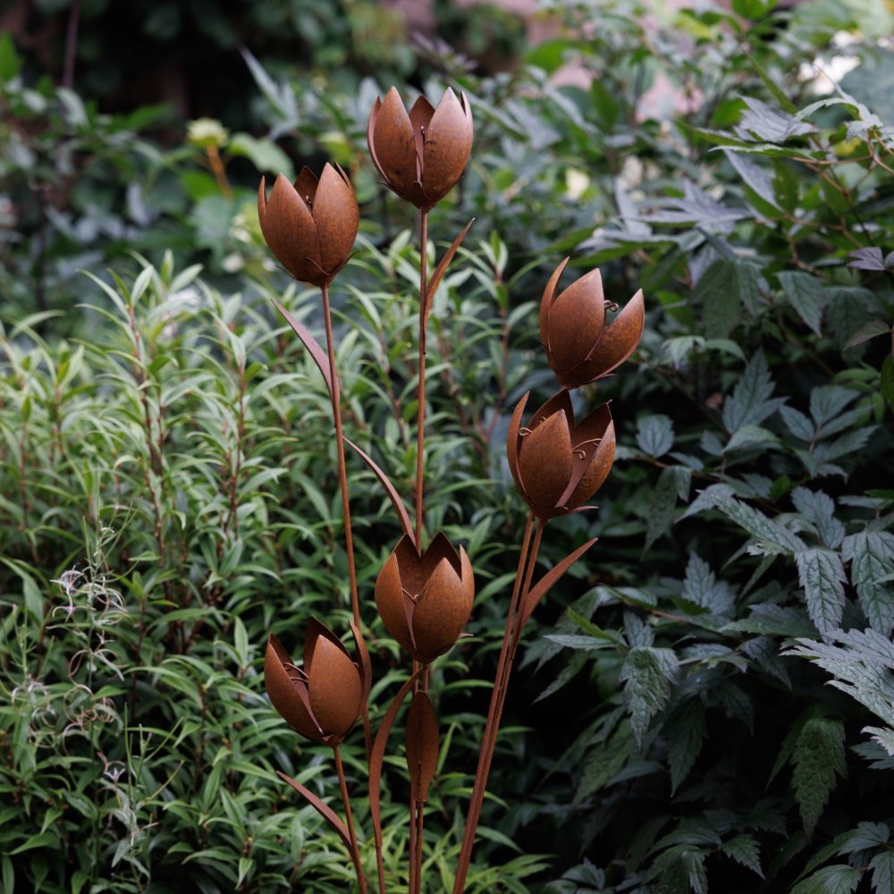 Rusted tulip cluster stake