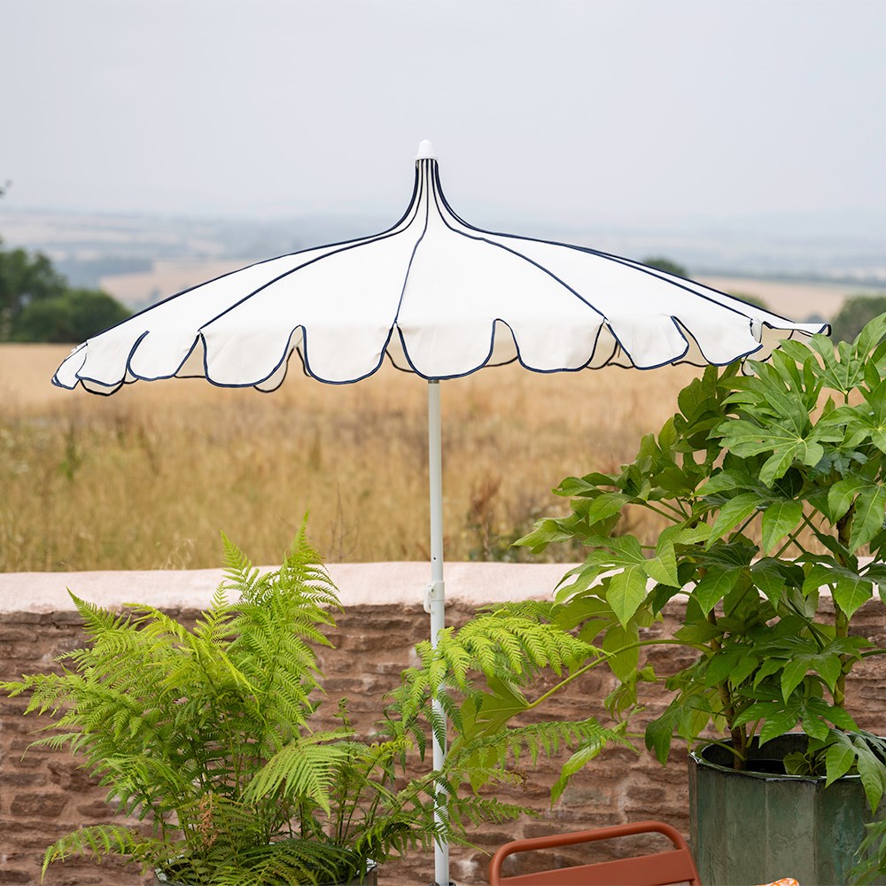 Scallop trim parasol with navy trim