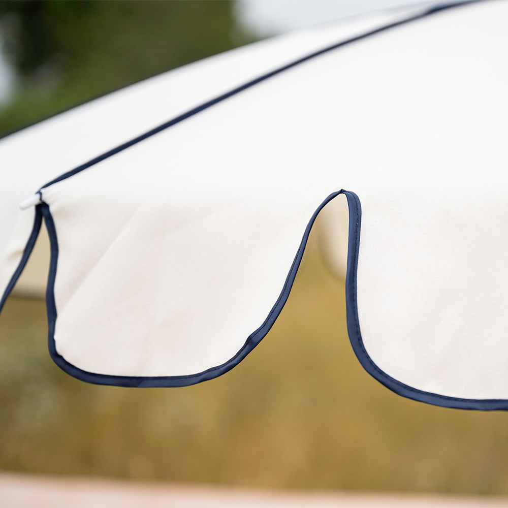 Scallop trim parasol with navy trim