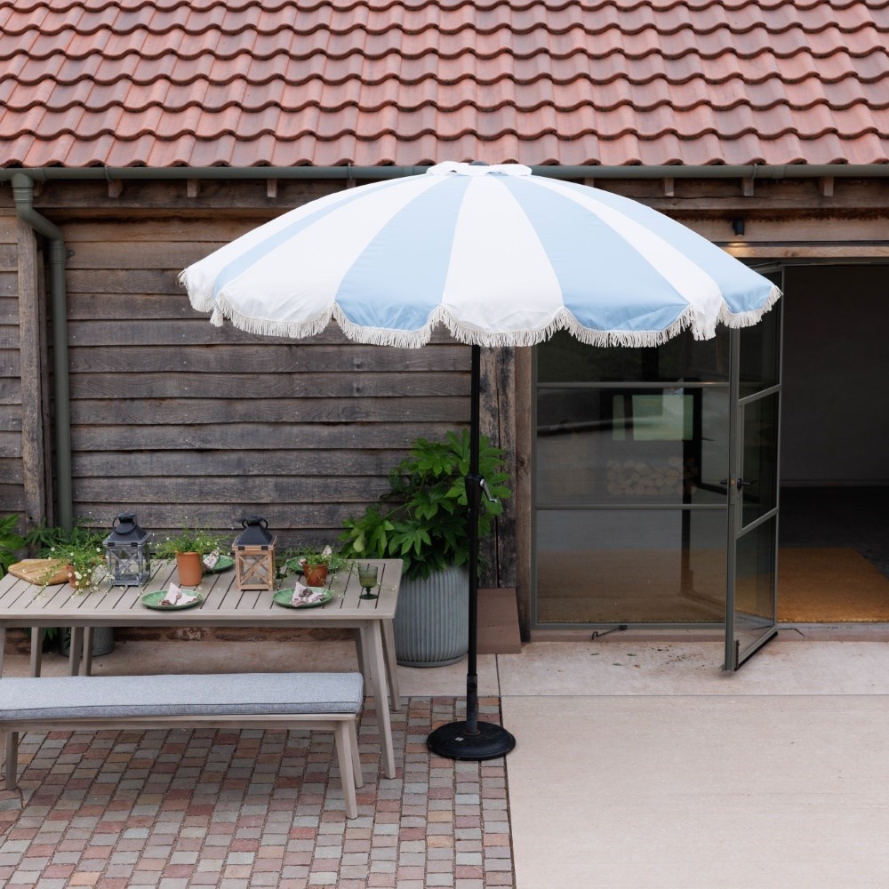 Tassel trim parasol - blue and white