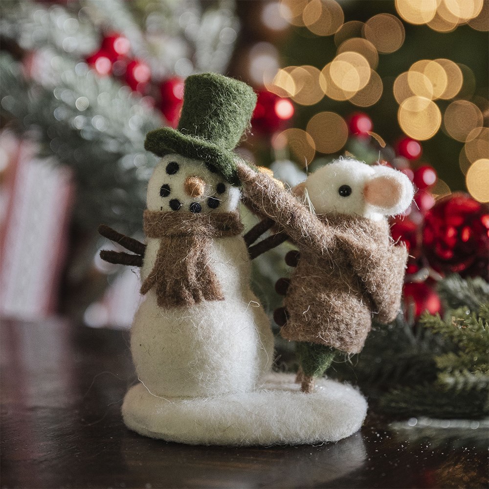 Felt snowman decorating mouse