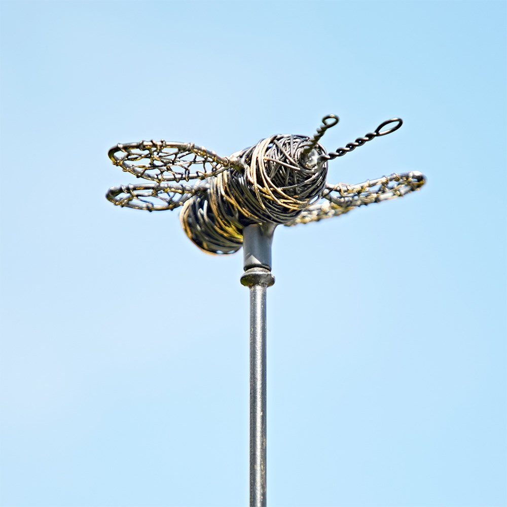 Wire bumblebee decorative stake