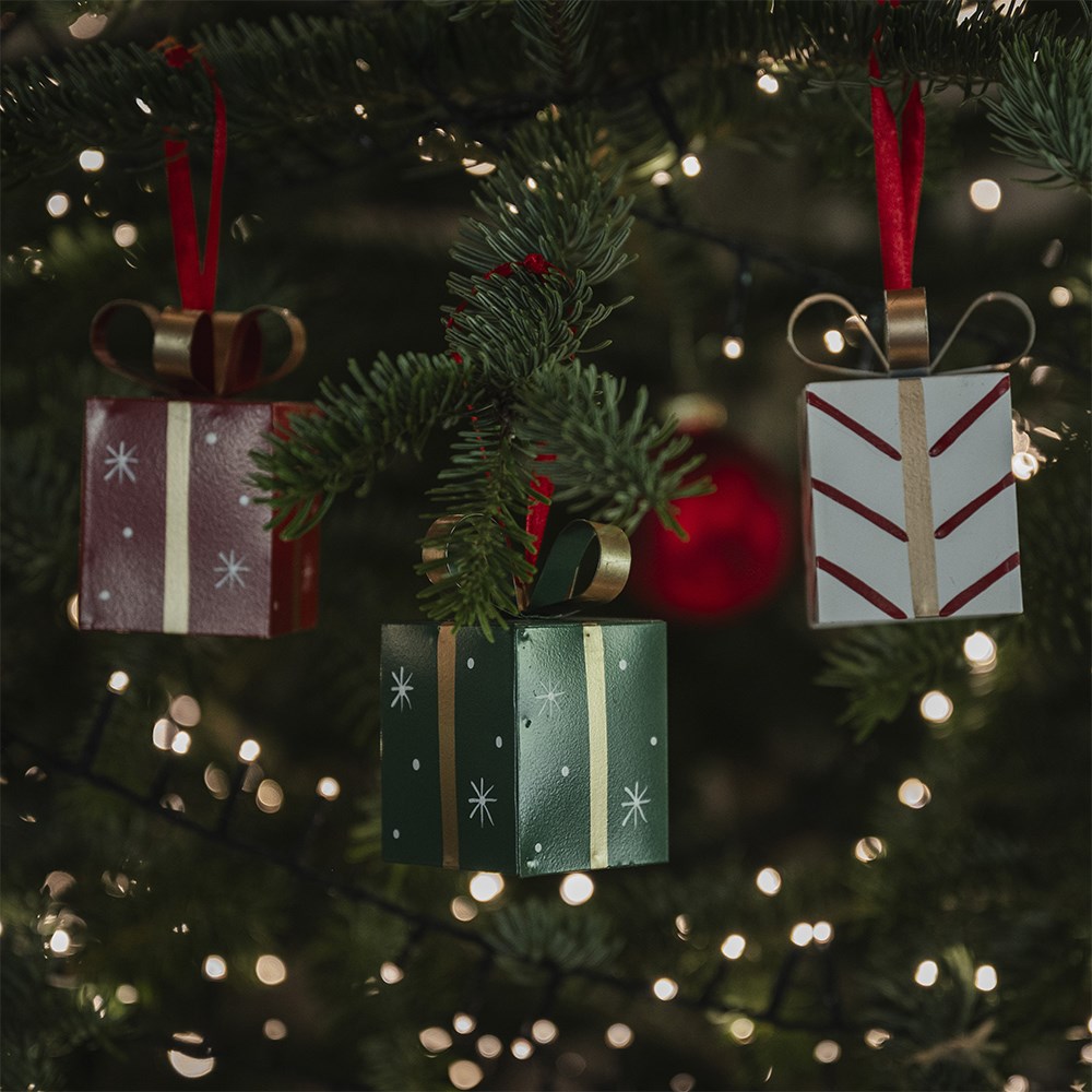 Metal presents with bow detail