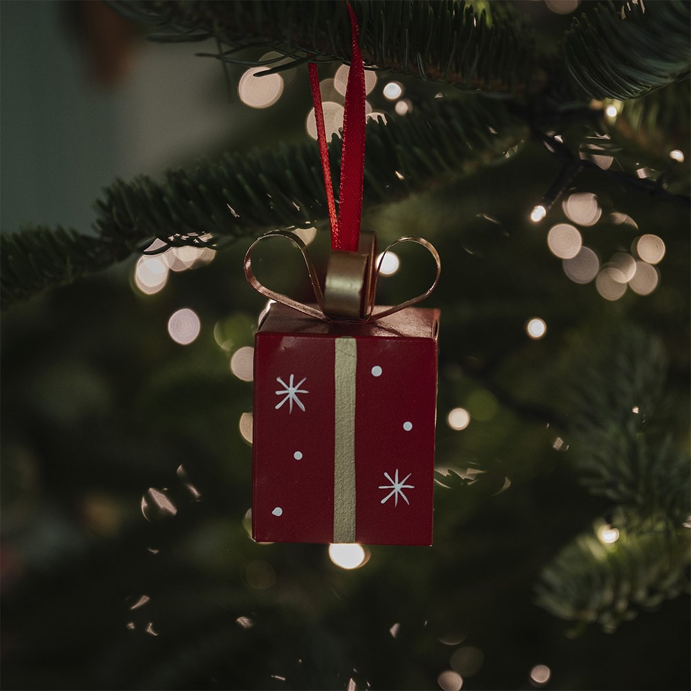 Metal presents with bow detail