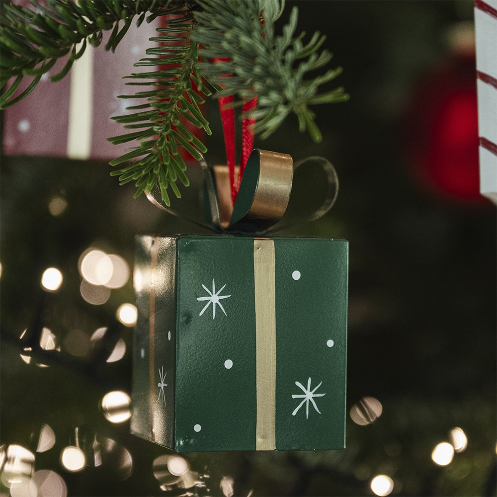 Metal presents with bow detail