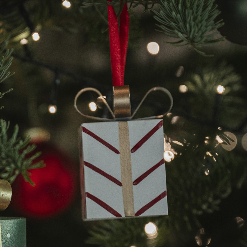 Metal presents with bow detail