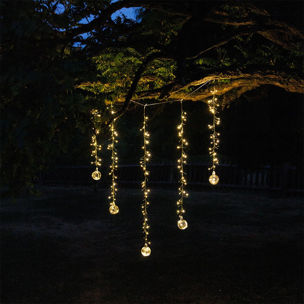 Indoor/outdoor cascade bauble lights