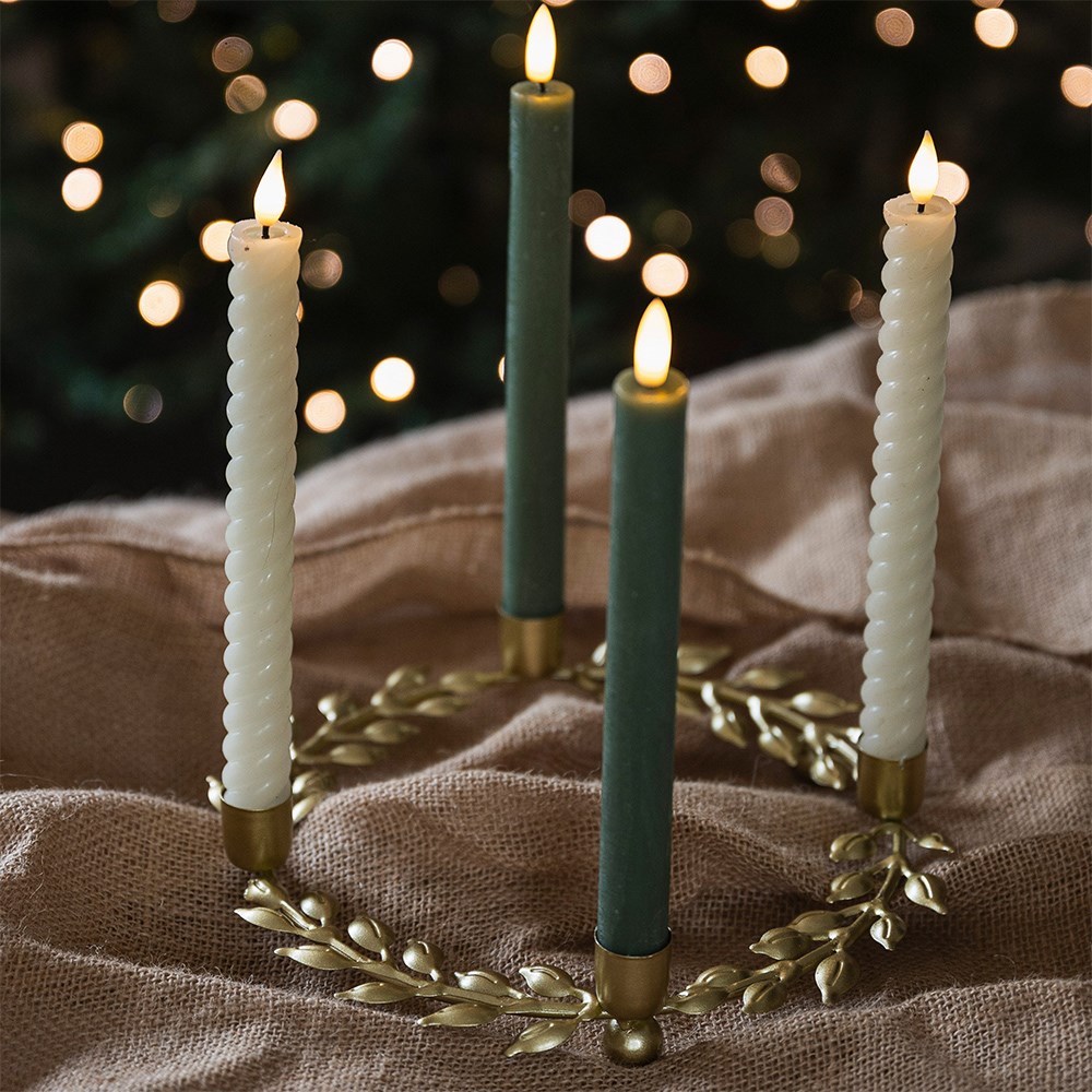 Metal wreath candle holder