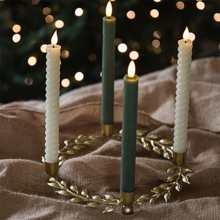 Metal wreath candle holder