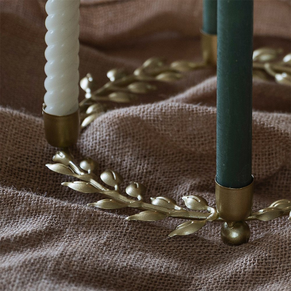 Metal wreath candle holder