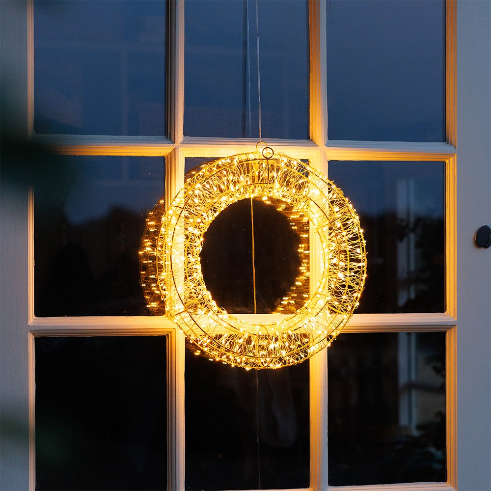 Indoor/outdoor LED wreath