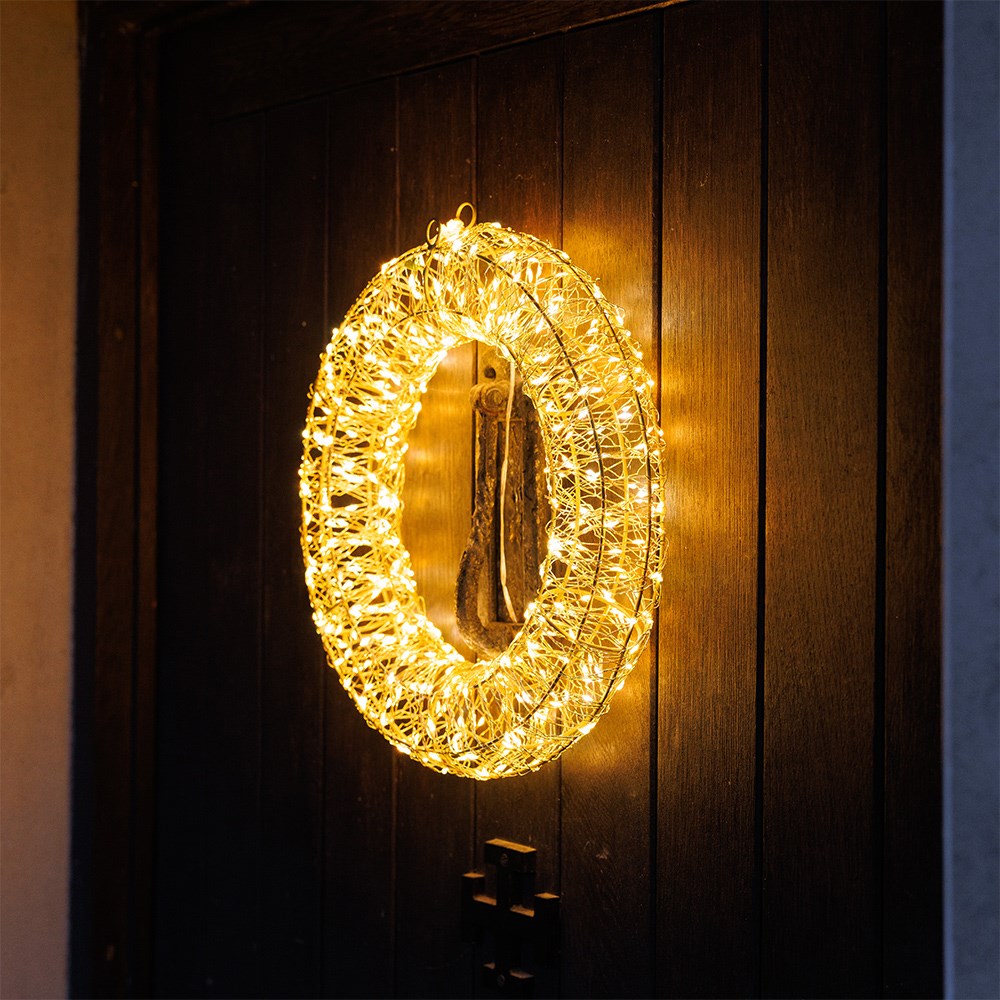 Indoor/outdoor LED wreath