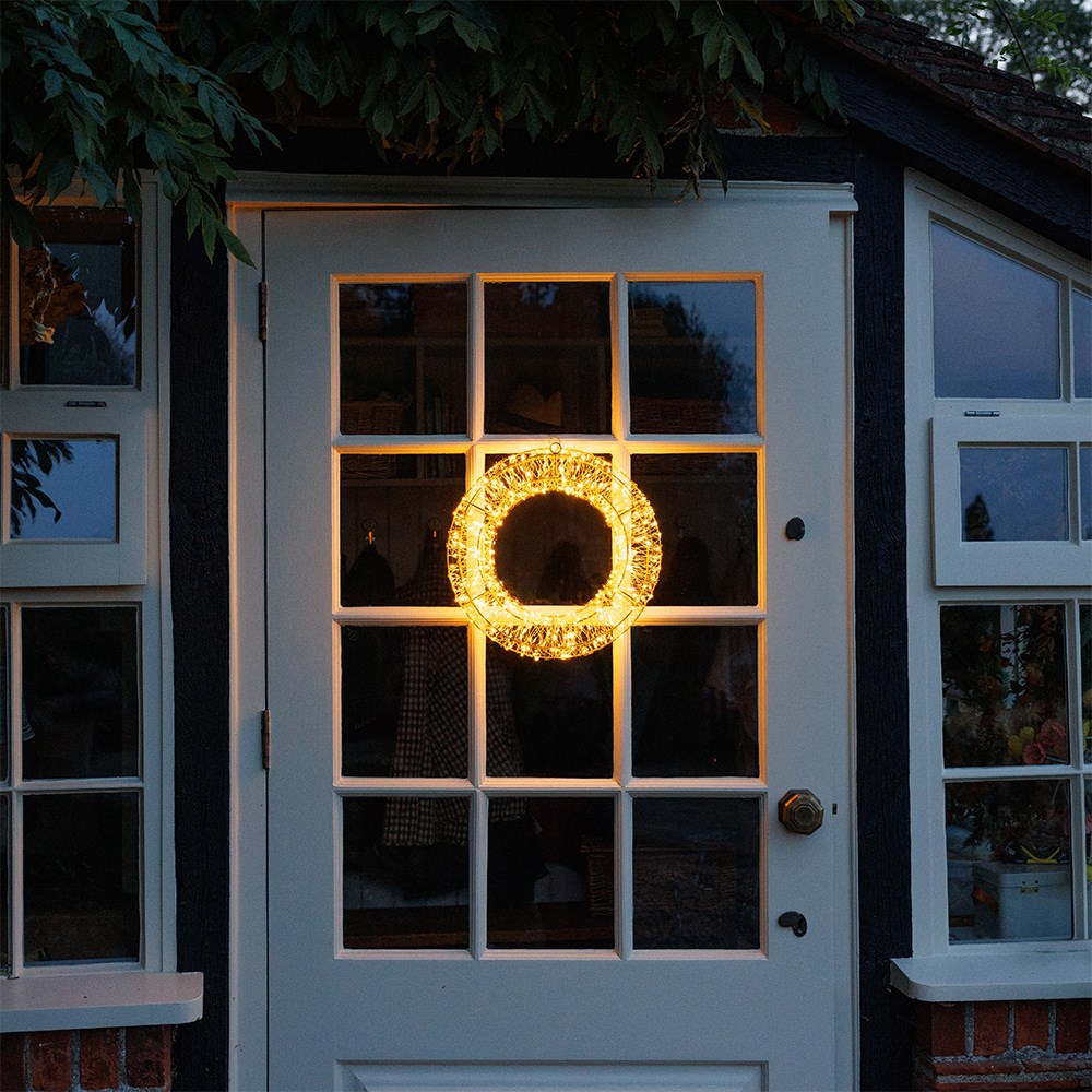 Indoor/outdoor LED wreath